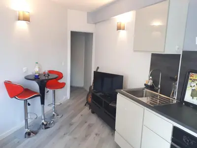 Cuisine ou kitchenette dans l'établissement Cozy new studio central close Eiffel tower