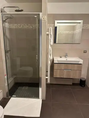 Salle de bains dans l'établissement Cosy Parisian Upscale Apartment