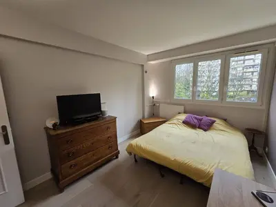 Télévision ou salle de divertissement dans l'établissement Chambre d'hôtes Paris La défense Arena