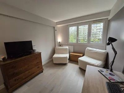 Télévision ou salle de divertissement dans l'établissement Chambre d'hôtes Paris La défense Arena