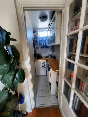 Bibliothèque dans l'appartement
