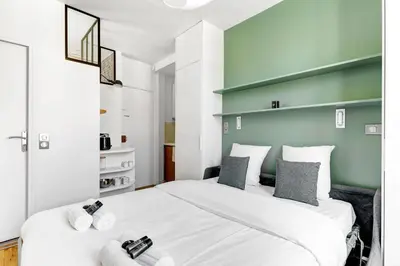 Un ou plusieurs lits dans un hébergement de l'établissement BM Rue Charlot Studio compact & chic pour 2