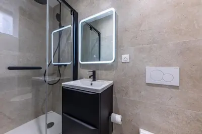 Salle de bains dans l'établissement Chic 4-Star Studio Only 10 Minutes from Le Marais
