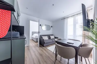 Cuisine ou kitchenette dans l'établissement Chic 4-Star Studio Only 10 Minutes from Le Marais