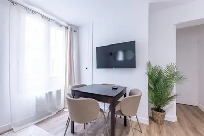 Télévision ou salle de divertissement dans l'établissement Chic 4-Star Studio Only 10 Minutes from Le Marais