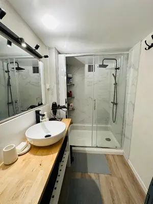 Salle de bains dans l'établissement Cosy duplex à Issy-les-Moulineaux