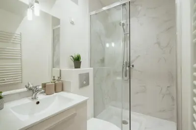 Salle de bains dans l'établissement Lumineux et Rayonnant appartement