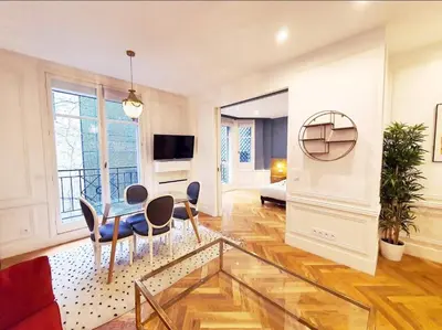 Télévision ou salle de divertissement dans l'établissement Champs Élysée