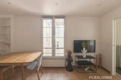 Télévision ou salle de divertissement dans l'établissement Sunny 1-Bed in Paris Marais District