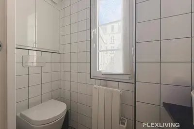 Salle de bains dans l'établissement Sunny 1-Bed in Paris Marais District