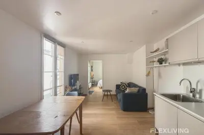 Cuisine ou kitchenette dans l'établissement Sunny 1-Bed in Paris Marais District