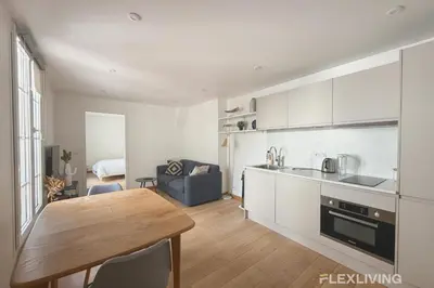 Cuisine ou kitchenette dans l'établissement Sunny 1-Bed in Paris Marais District