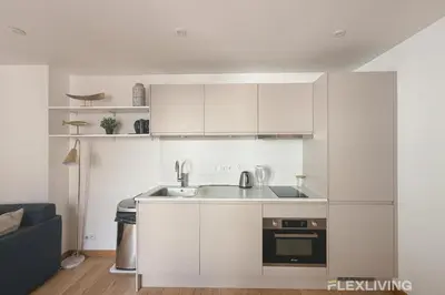 Cuisine ou kitchenette dans l'établissement Sunny 1-Bed in Paris Marais District