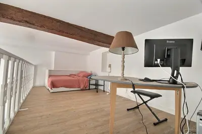 Télévision ou salle de divertissement dans l'établissement Artist apartment in Le Marais