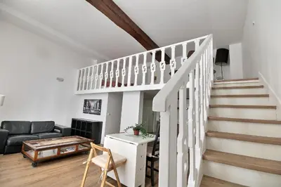 Télévision ou salle de divertissement dans l'établissement Artist apartment in Le Marais