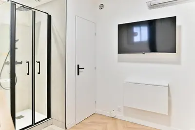 Télévision ou salle de divertissement dans l'établissement Small air-conditioned studio - Pereire