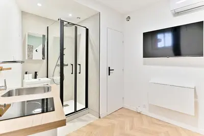 Salle de bains dans l'établissement Small air-conditioned studio - Pereire