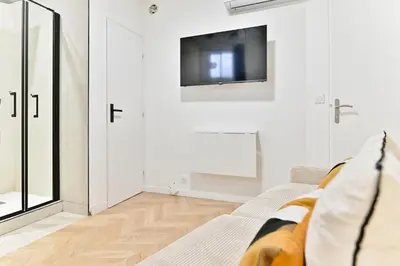 Télévision ou salle de divertissement dans l'établissement Small air-conditioned studio - Pereire