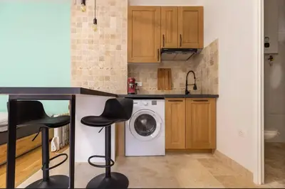 Cuisine ou kitchenette dans l'établissement Montholon1 Charming Apt LaFayette and Opera