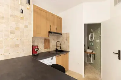 Cuisine ou kitchenette dans l'établissement Montholon1 Charming Apt LaFayette and Opera