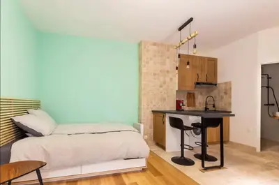 Cuisine ou kitchenette dans l'établissement Montholon1 Charming Apt LaFayette and Opera