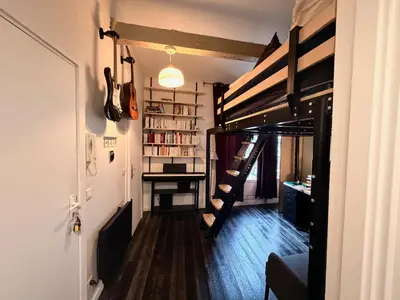 Bibliothèque dans l'appartement