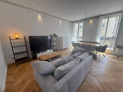 Télévision ou salle de divertissement dans l'établissement Evasion chic au cœur de Paris