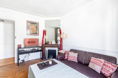 Télévision ou salle de divertissement dans l'établissement GuestReady - Calm comfort just minutes from Paris
