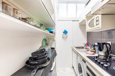 Cuisine ou kitchenette dans l'établissement GuestReady - Calm comfort just minutes from Paris