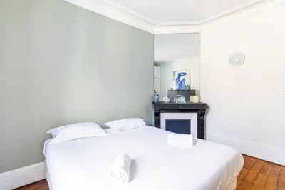 Un ou plusieurs lits dans un hébergement de l'établissement GuestReady - Calm comfort just minutes from Paris