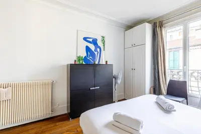 Un ou plusieurs lits dans un hébergement de l'établissement GuestReady - Calm comfort just minutes from Paris
