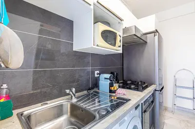 Cuisine ou kitchenette dans l'établissement GuestReady - Calm comfort just minutes from Paris