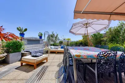 Coin salon dans l'établissement A Hidden Gem on the Rooftops of Neuilly