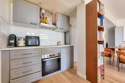 Cuisine ou kitchenette dans l'établissement A Hidden Gem on the Rooftops of Neuilly