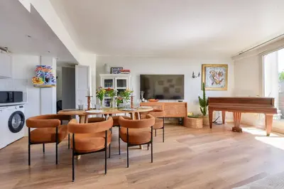 Coin salon dans l'établissement A Hidden Gem on the Rooftops of Neuilly