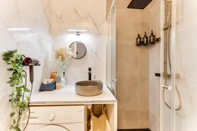 Salle de bains dans l'établissement Rez de jardin relaxant et calme