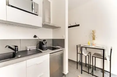 Cuisine ou kitchenette dans l'établissement Rez de jardin relaxant et calme