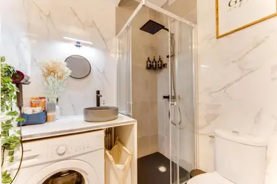 Salle de bains dans l'établissement Rez de jardin relaxant et calme