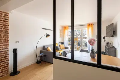 Télévision ou salle de divertissement dans l'établissement Stylish Stay - Balcony & Amazing View - Montmartre
