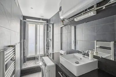 Salle de bains dans l'établissement Beautiful apartment 10 minutes walk from the Eiffel Tower