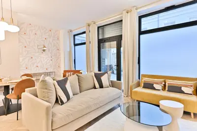 Coin salon dans l'établissement Élégant loft avec 2 chambres au cœur de Paris