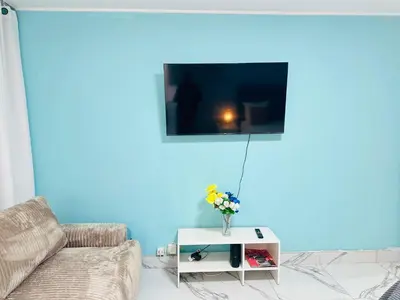 Télévision ou salle de divertissement dans l'établissement Holiday Apartment 01