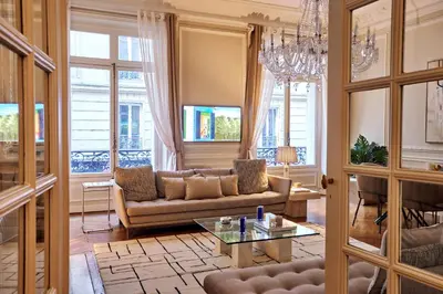 Coin salon dans l'établissement Chic Haussmann Apartment