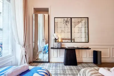 Un ou plusieurs lits dans un hébergement de l'établissement Chic Haussmann Apartment
