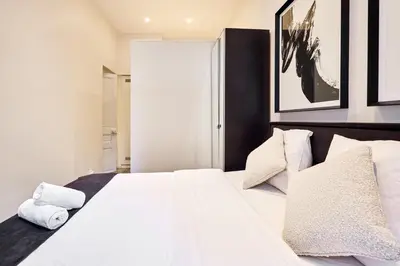 Un ou plusieurs lits dans un hébergement de l'établissement Chic Haussmann Apartment