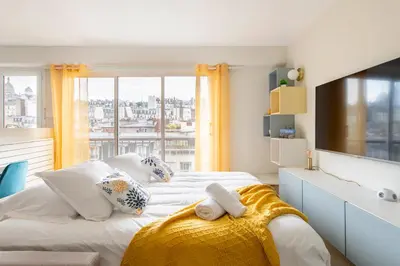 Un ou plusieurs lits dans un hébergement de l'établissement Stunning Montmartre - Amazing View - Fully Renovated