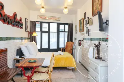 Coin salon dans l'établissement Paris Retro Bistro Escape Authentic & Cozy