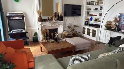 Télévision ou salle de divertissement dans l'établissement Elegant Haussmann apartment - Champs-Élysées
