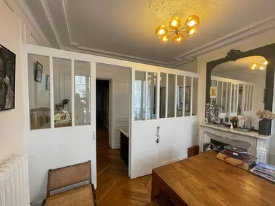 Cuisine ou kitchenette dans l'établissement Elegant Haussmann apartment - Champs-Élysées