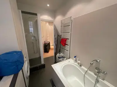 Salle de bains dans l'établissement Elegant Haussmann apartment - Champs-Élysées